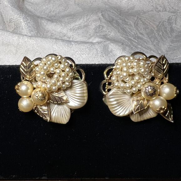 Vtg 50s faux pearl cluster gold leaf filigree large clip on earrings  designer - Picture 4 of 9